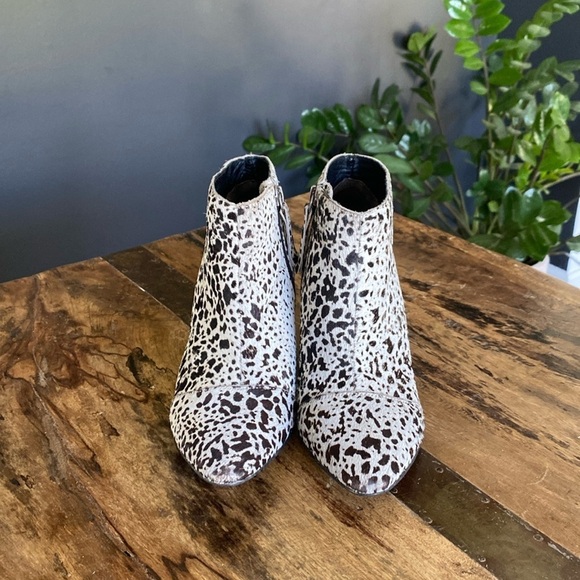 Matisse Nelson  Dalmatian Calf Hair Leather Pointed Toe Ankle Brazil Boot - 6m - Picture 3 of 16